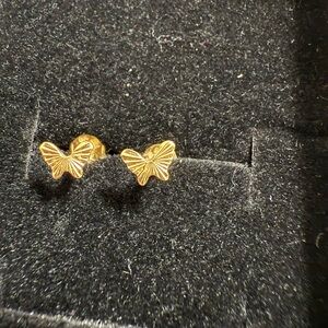 18k Gold Butterfly Earrings .85gram
